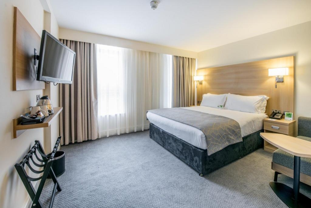 Holiday Inn London Kensington By IHG  Rooms  Premium Room Bed 14