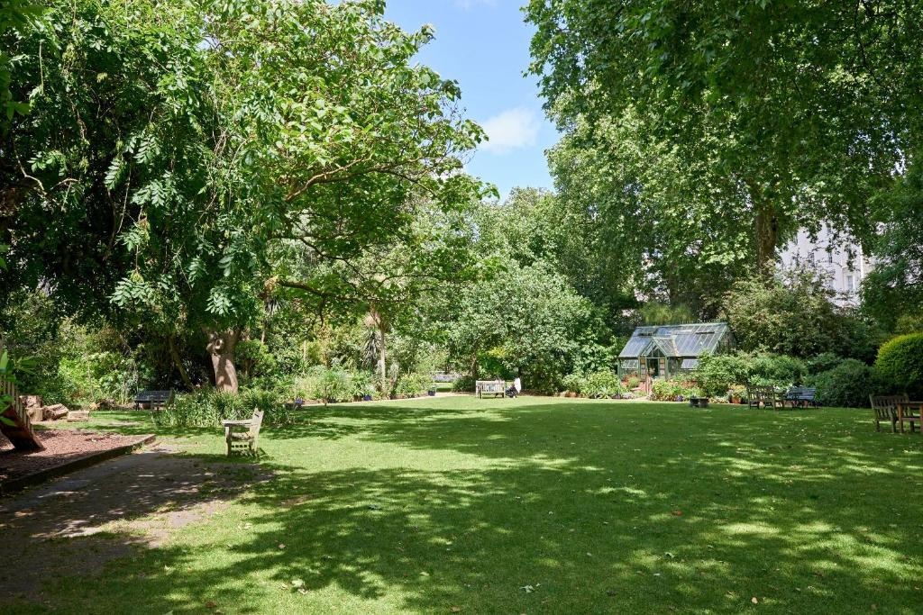 Eccleston Square Hotel  Facilities  Garden 20