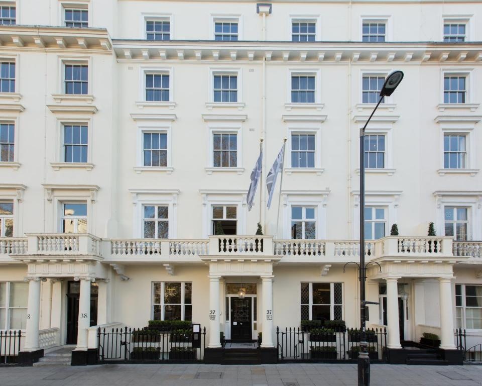 Eccleston Square Hotel  Property Views  Entrance 12