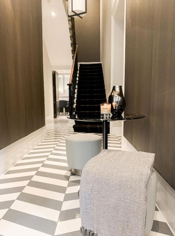 Eccleston Square Hotel  Property Views  Entrance 27