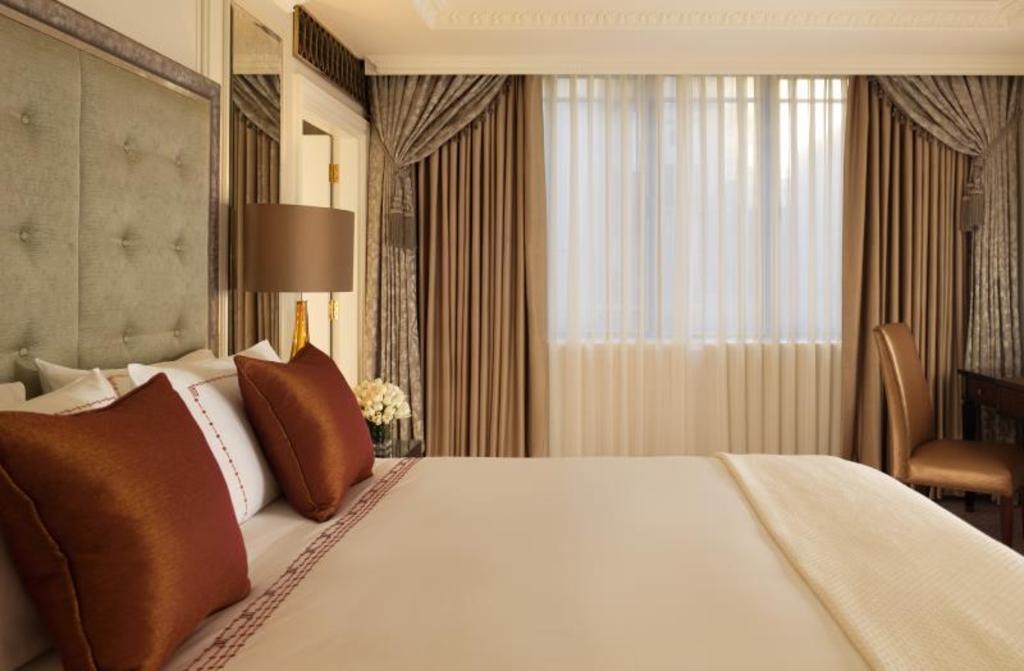 The Dorchester  Rooms  Deanery Suite Bed 40