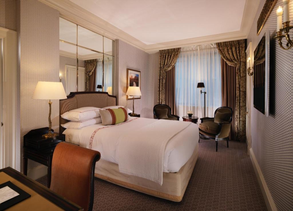 The Dorchester  Rooms  Deluxe Queen Room Bed 39