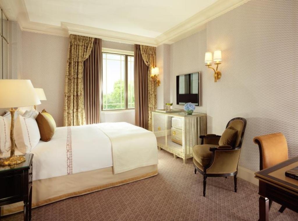 The Dorchester  Rooms  Deluxe Queen Room 42