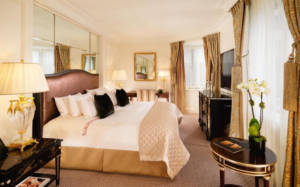 The Dorchester  Rooms  Mayfair Suite Bed 16