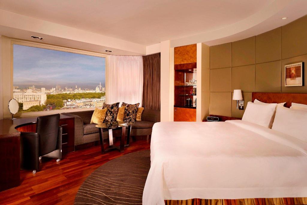 Panoramic Room Guest Room 1 King Skyline View High Floor   Guestroom The Park Tower Knightsbridge A Luxury Collection Hotel London In London
