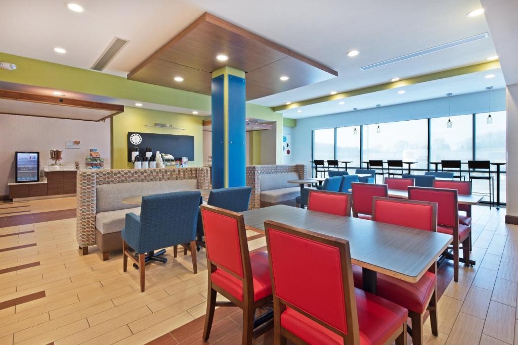 Holiday Inn Express Suites UniontownpropertyviewsLobby1