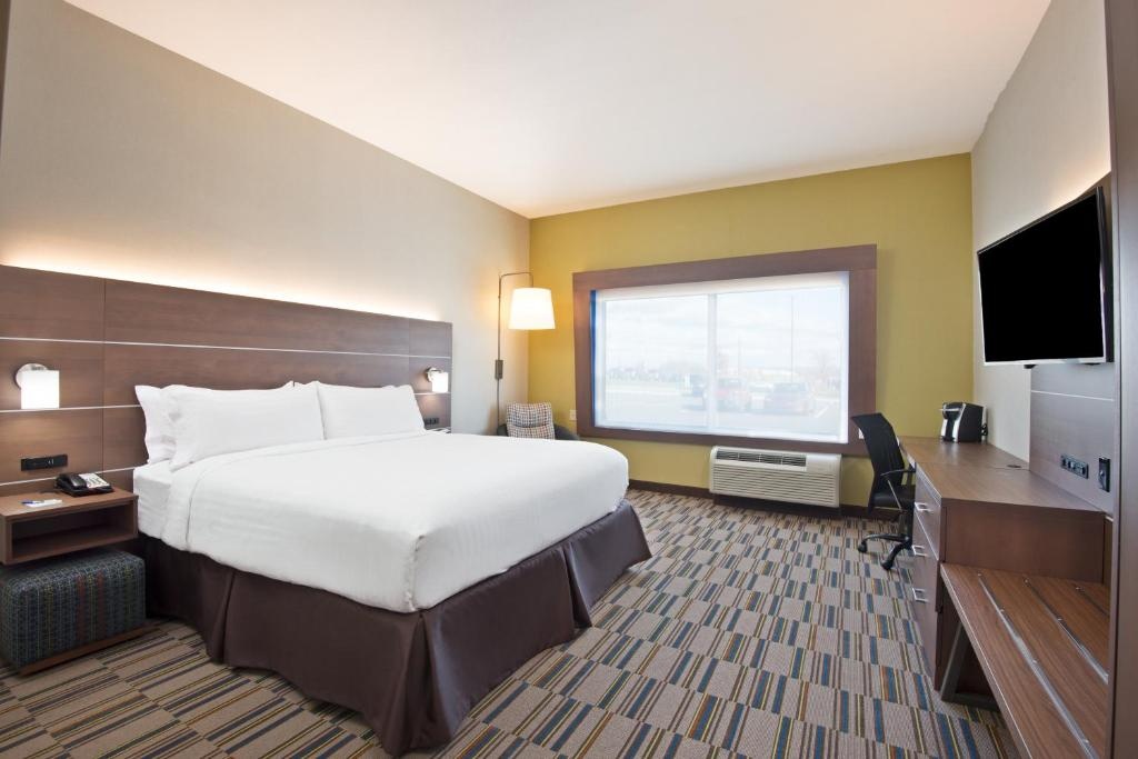 Holiday Inn Express Suites Uniontownroomsrooms Image 22