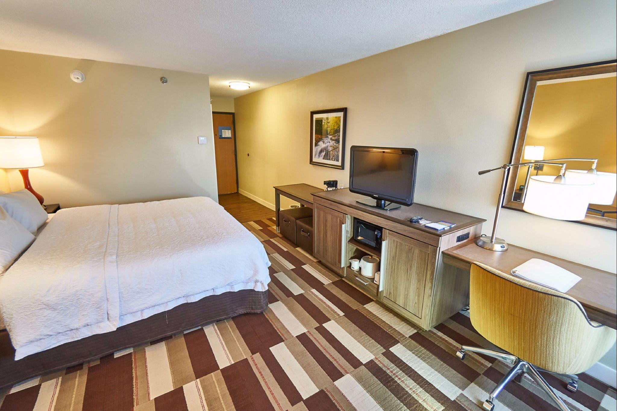 1 King Bed Non Smoking   Guestroom Hampton Inn Uniontown In Uniontown Pa