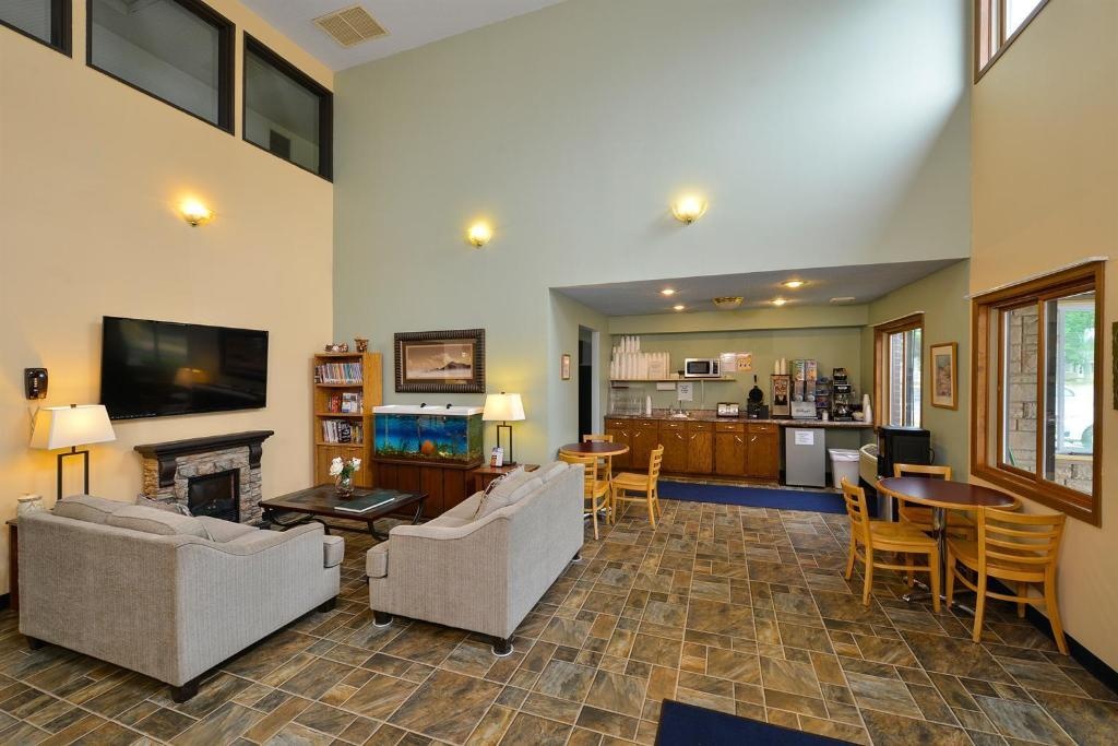 Wisconsin Rapids  Property Views  Lobby 1