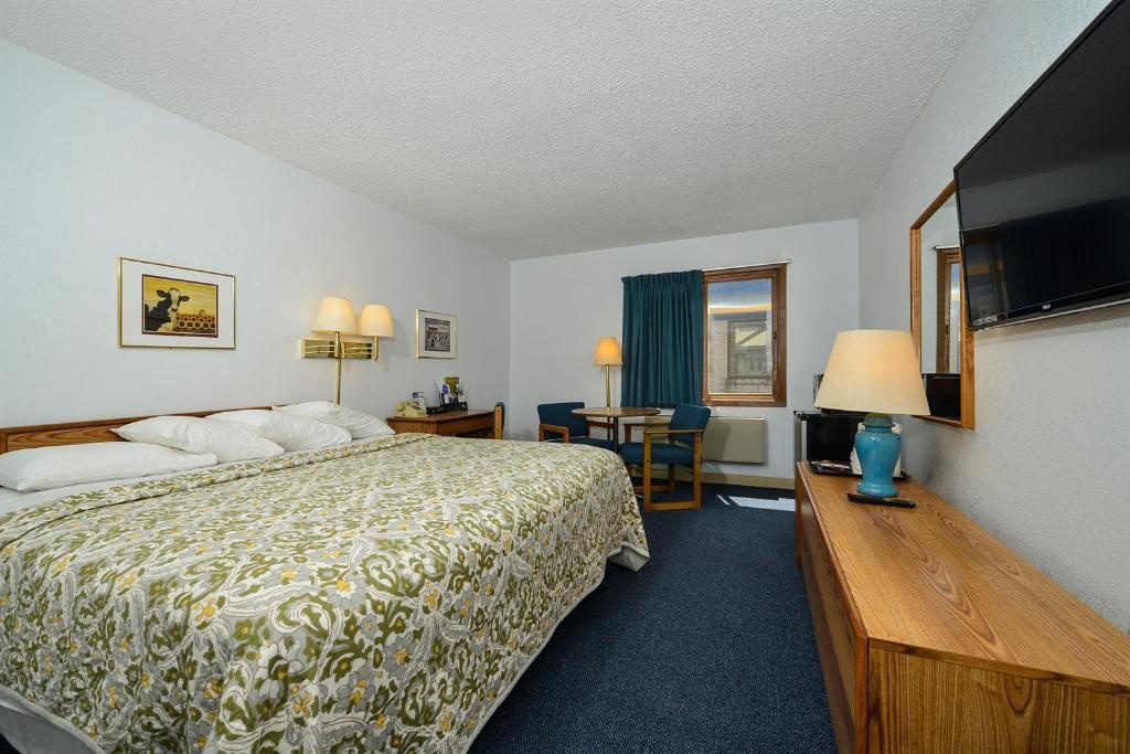 Wisconsin Rapids  Rooms  1 King Bed Non Smoking 2