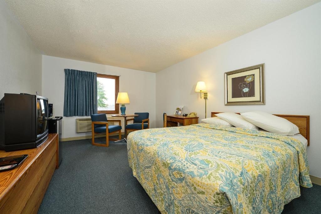 Wisconsin Rapids  Rooms  1 Queen Bed Non Smoking 5