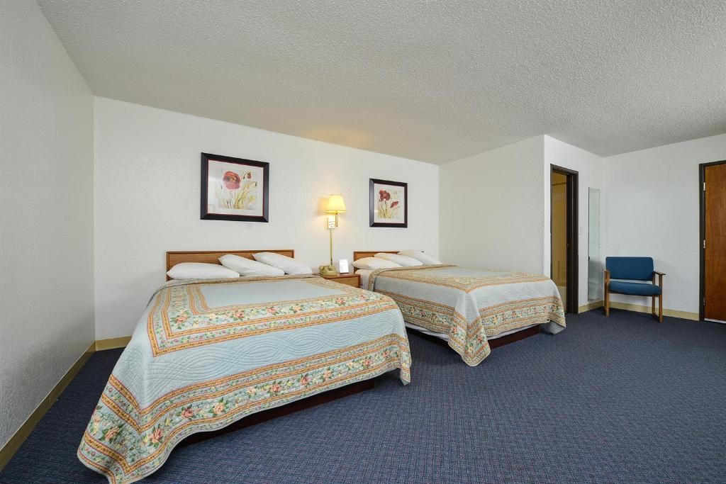 Wisconsin Rapids  Rooms  2 Double Beds Non Smoking 4