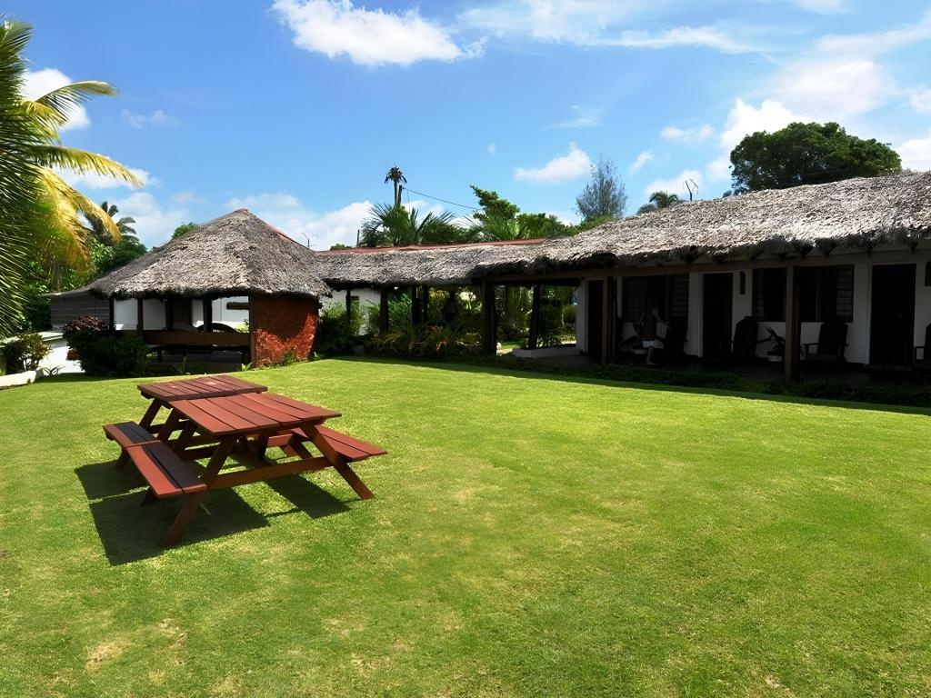 Deco Stop Lodge  Property Views  Exterior View 11