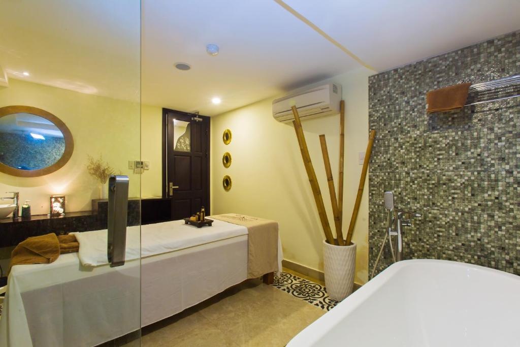 Lasenta Boutique Hotel Hoian  Facilities  Massage 30