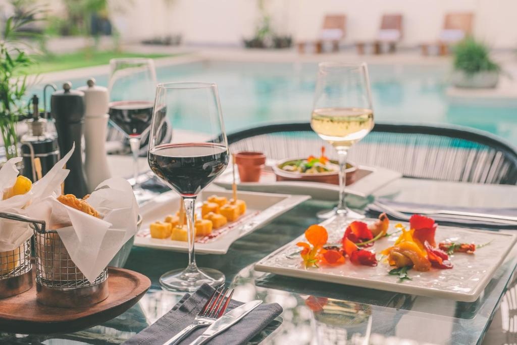 Latitude 15 Degrees  Dining  Food And Beverages 5