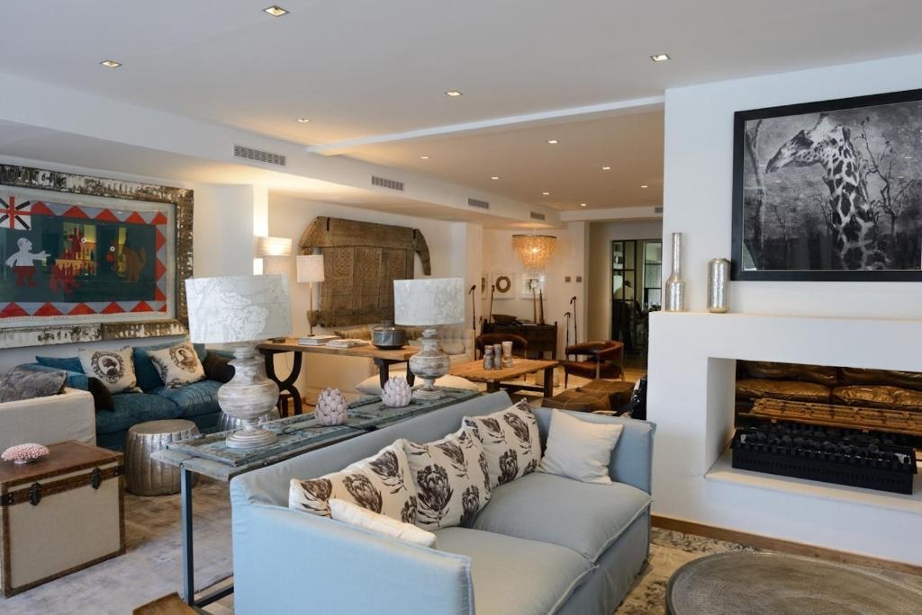 Latitude 15 Degrees  Facilities  Barlounge 11