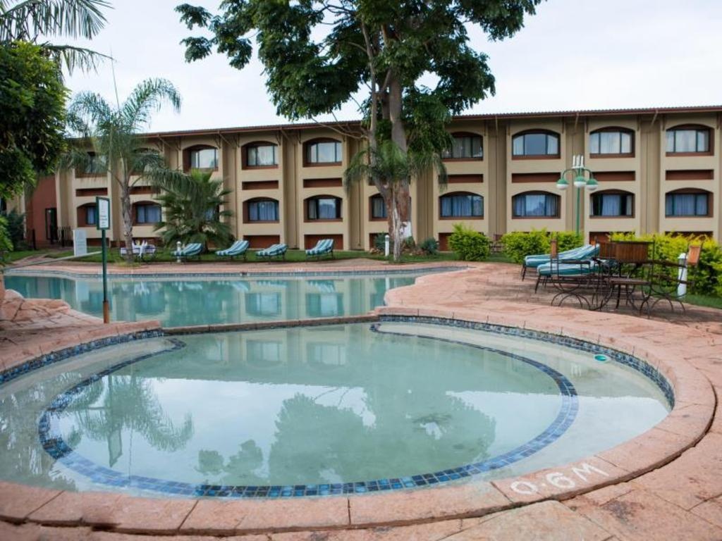 Cresta Golfview Hotel  Facilities  Swimming Pool 11