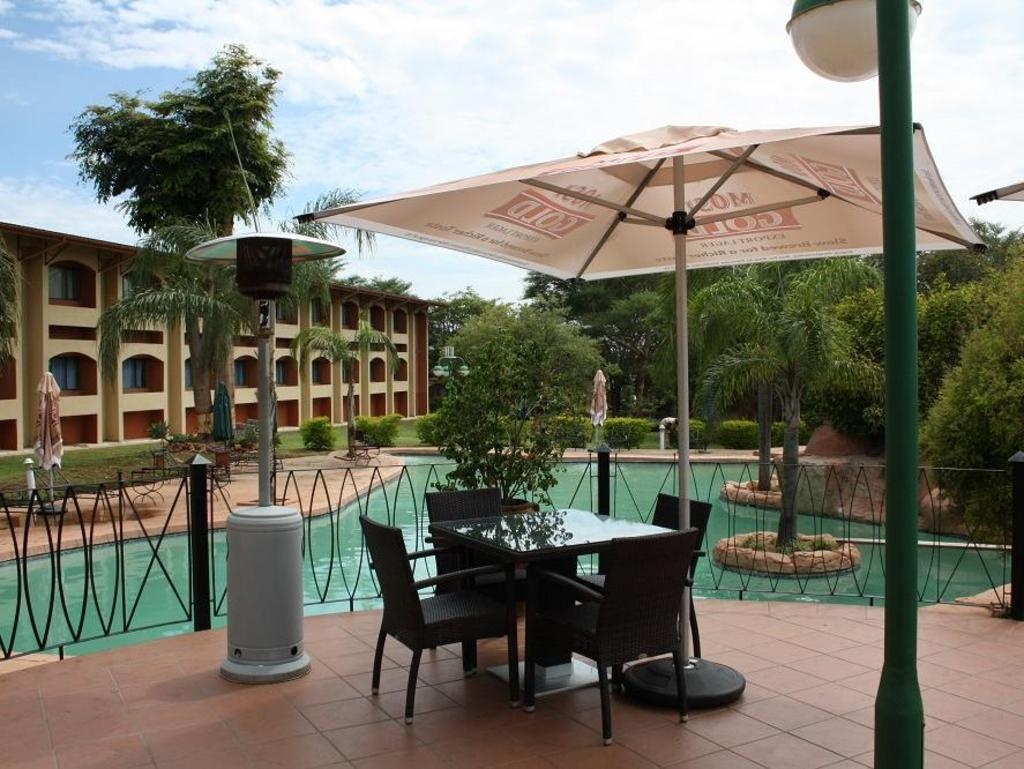 Cresta Golfview Hotel  Facilities  Swimming Pool 14