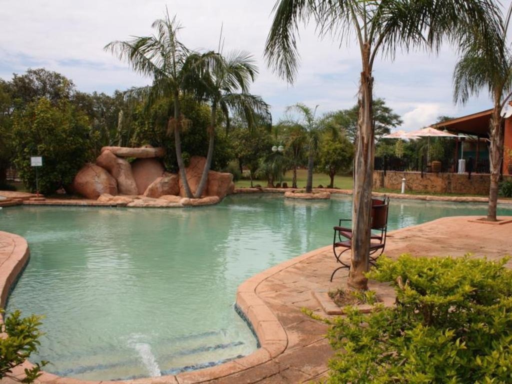 Cresta Golfview Hotel  Facilities  Swimming Pool 9