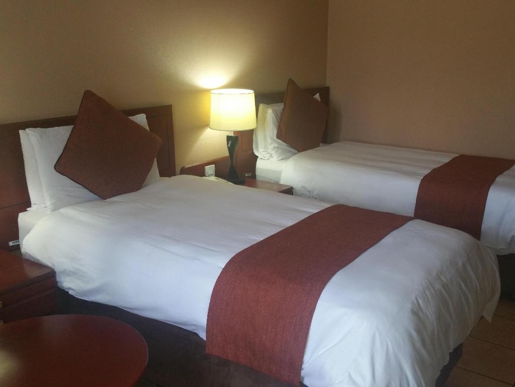 Cresta Golfview Hotel  Rooms  Twin Room 8