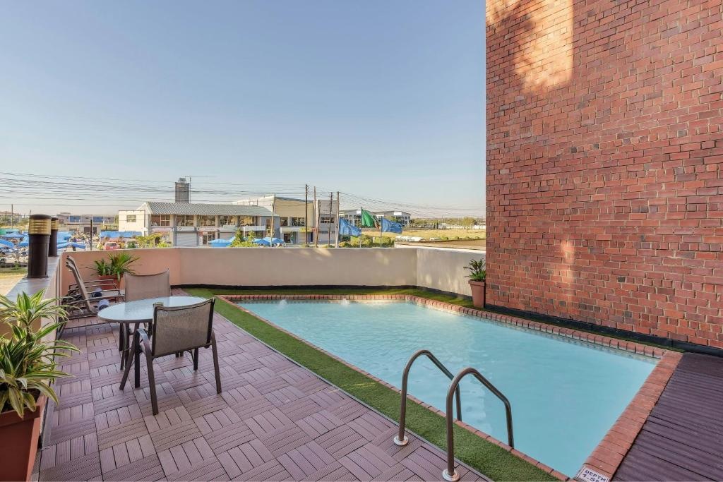 Protea Hotel Lusaka  Facilities  Swimming Pool 12