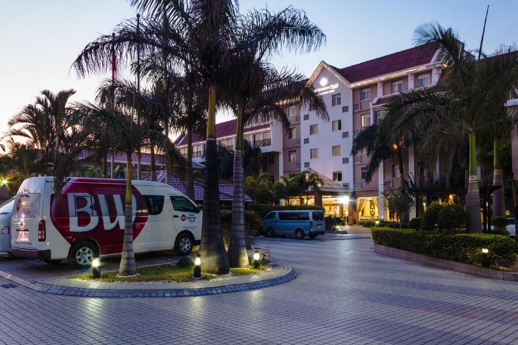 Best Western Plus Paramount Hotel  Property Views  Entrance 1