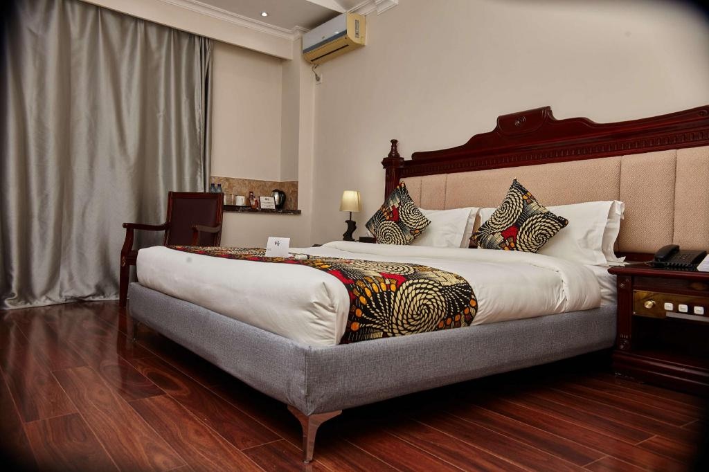 Best Western Plus Paramount Hotel  Rooms  1 King Bed Non Smoking Standard Room Guestroom 8