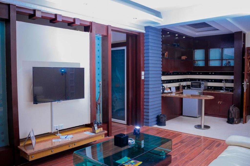 Best Western Plus Paramount Hotel  Rooms  Suite 1 King Bed Room Plan 7