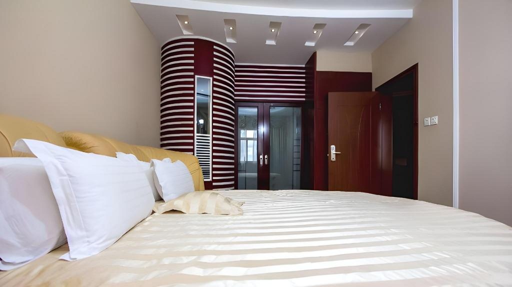 Best Western Plus Paramount Hotel  Rooms  Rooms Image 9 9